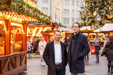Jun.-Prof. Dr. Marcel Lichters (li.) und Prof. Dr. Marko Sarstedt (re.) auf dem Magdeburger Weihnachtsmarkt.