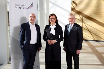 v.l. Rolf Buch, Moderator des Initiativkreises Ruhr und Vorstandsvorsitzender von Vonovia, Dr. Anette Bickmeyer, Geschäftsführerin der Initiativkreis Ruhr GmbH und Dr. Andreas Maurer, Co-Moderator des Initiativkreises Ruhr und Senior Partner der Boston Consulting Group bei der Vollversammlung. Bild: Initiativkreis Ruhr / helloyou studio / Fotograf: Anna Spindelndreier