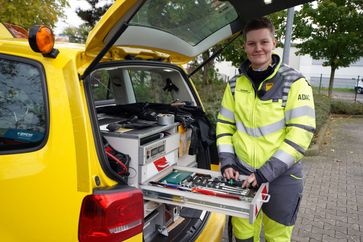 Lisa schraubt gerne an Autos und hat ihr Hobby zum Beruf gemacht. Bild: ZDF Fotograf: Reinhard Bettauer/DHF Media