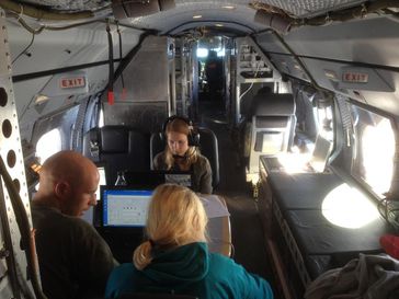 Blick in das Innere des Forschungsflugzeugs HALO. Konzentriert verfolgen die Wissenschaftler den Ver
Quelle: Meinrat O. Andreae, MPI für Chemie (idw)
