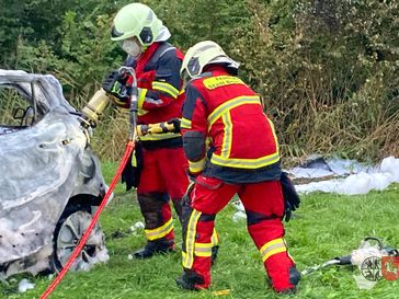 Die Einsatzkräfte mussten das Fahrzeug zerschneiden, um an die Leichname heranzukommen.