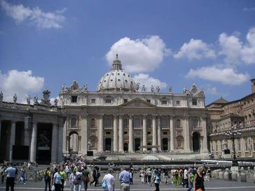 Blick vom Petersplatz über die Piazza Retta auf die Fassade des Petersdomes