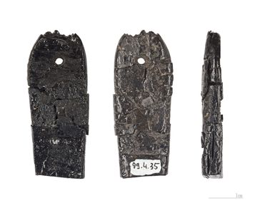 Anhänger aus Braunkohle als steinzeitlicher Höhlenfund (Magdalénien, 18.000–12.000 v. Chr.)