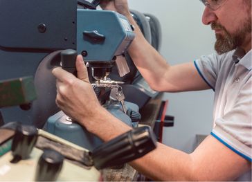 Zerspanungsmechaniker arbeiten mit Präzisionsmaschinen Bild: Kupferverband e.V. Fotograf: Bild: © Canva