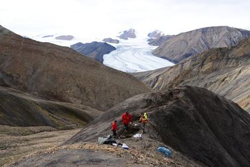 Beprobung kreidezeitlicher Sedimente am Lost Hammer Diapir auf Axel Heiberg Island.
Quelle: © Claudia Schröder-Adams (idw)