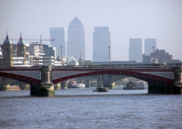 Ansicht der Blackfriars Bridge, am Horizont die Wolkenkratzer von Canary Wharf