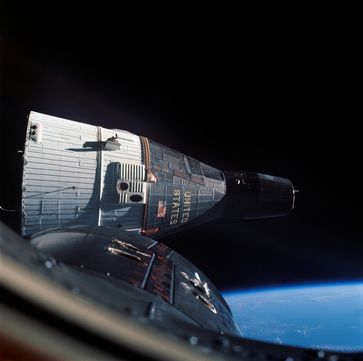 Gemini 6 während des Rendezvous mit Gemini 7