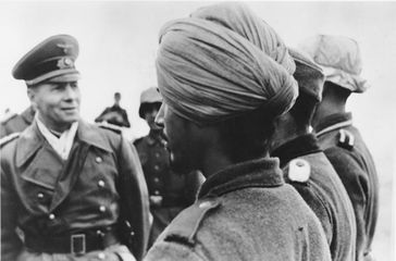 Erwin Rommel inspiziert die Indische Legion im besetzten Frankreich, Februar 1944 (Symbolbild)