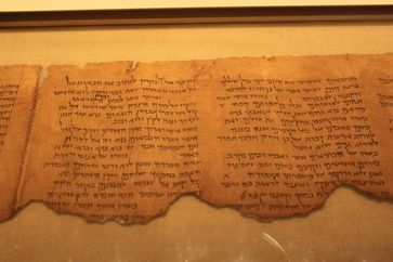 Schriftrolle mit einem hebräischen Kommentar zu Habakuk (Rolle 1QpHab, im Bild die Spalten 7 und 6).