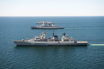 Die Fregatte der Klasse F123 "Mecklenburg-Vorpommern" (im Vordergrund), die Fregatte der Klasse F124 "Hamburg" (Mitte) und die Fregatte HMS Montrose (Hintergrund) in Formationsfahrt.