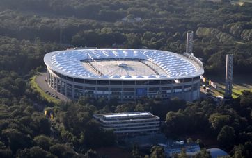 Die Commerzbank-Arena mit verschlossenem Dach.