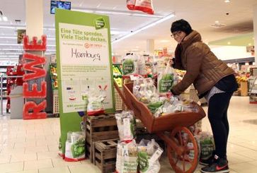 Aktion "Mithelfen. Mitspenden." in einem REWE-Markt in Hamburg. Bild: "obs/REWE Markt GmbH"