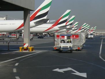 Mehrere Maschinen der Emirates am Dubai International Airport