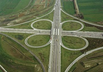 Typisches Kleeblatt-Autobahnkreuz