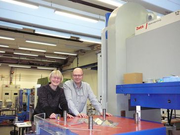 Prof. Dr. Nataolia Dubrovinskaia und Prof. Dr. Leonid Dubrovinsky im Hochdrucklabor des Bayerischen
Quelle: Foto: Bayerisches Geoinstitut (BGI); zur Veröffentlichung frei. (idw)