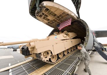Ein M1 Abrams Kampfpanzer beim entladen aus einer C-5 Galaxy (Symbolbild)