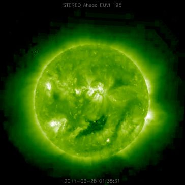 Satellitenaufnahme der Sonne mit mysteriösen Objekten (2011-06-28 01:35:31 20110628_013530_n7euA_195.jpg) Bild: stereo.gsfc.nasa.gov