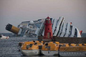 Die auf Grund liegende Costa Concordia. Bild: Rvongher / wikipedia.org