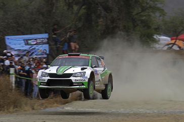 SKODA Motorsport bei der Rallye Mexiko: Das Werksduo Pontus Tidemand und Jonas Andersson flog auf den Schotterpisten zum Sieg. Bild: "obs/Skoda Auto Deutschland GmbH"