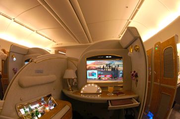 1. Klasse in „Suite“-Bauform mit Einzelkabinen (Emirates Boeing 777-200LR)