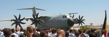 Erster neuer Airbus A400M, umgeben von Mitarbeitern der EADS, während des ersten feierlichen Roll-out´s, in Sevilla am 26. Juni 2008. Bild: Aergenium