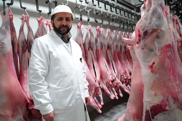 Mit einer Ausnahmegenehmigung darf Rüsten Altinküpe eine begrenzte Anzahl an Lämmern "halal" schächten.  Bild ZDF Fotograf: André Conrad