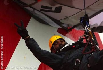 Kumi Naidoo, Geschäftsführer von Greenpeace International, protestiert mit fünf weiteren Greenpeace-Aktivisten an der Gazprom-Ölplattform Prirazlomnaya in der Petschorasee in Russland.  Bild: Denis Sinyakov / Greenpeace