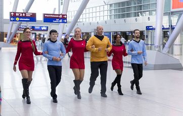 Am 8. September 2016 feiert Star Trek 50-jähriges Serienjubiläum. TELE 5 und airberlin haben dafür die Star Trek-Crew für einen exklusiven Linienflug rekrutiert. Bild: "obs/Tele 5/Andreas Wiese"