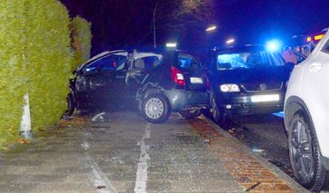 Der Unfallwagen kam in einer Hecke an der Straße Auf der Bult zum Stehen. Bild: Polizei Bremerhaven