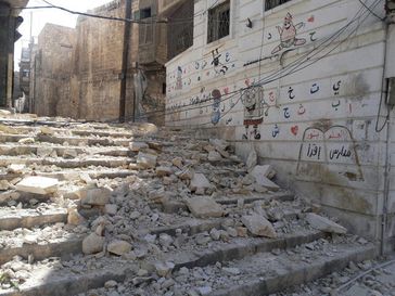 Eine durch Bomben beschädigte Schule in Aleppo im Nordwesten Syriens