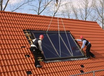 Indach oder Aufdach bei Solarsystemen? Die Wahl des richtigen Montagesystems sollte gut überlegt sein. Bei Thermokollektoren zur Warmwasseraufbereitung rät der Braas-Fachmann zur dachintegrierten Lösung: So geht weniger Wärme verloren. Bild: obs/BRAAS 