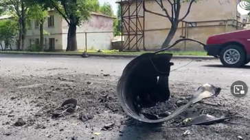 Auf den Straßen von Donezk verstreute Raketen- und Munitionsreste nach dem Beschuss durch ukrainische Einheiten (Screenshot), 16. Juni 2022 Bild: RIA Novosti / https://videon.img.ria.ru/Out/Flv/20220616/2022_06_16_DNRsite_jf5adgmw.nnl.mp4 / Sputnik