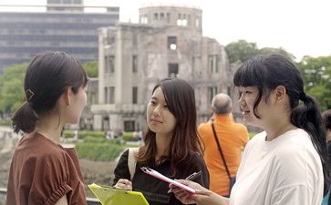 Soka Gakkai members conducting a peace awareness survey in Hiroshima, Japan [Bild: Seikyo Shimbun]