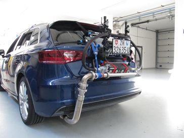 Ein Audi A3 mit dem Messrucksack für RDE-Messungen (Real Driving Emissions). Diese Emissionsmessung im realen Strassenverkehr ist für die Zulassung neuer Fahrzeugtypen ab 1. September 2017 Pflicht. Quelle: Empa (idw)