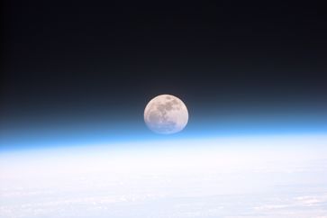 Mond und Erde von einem Space Shuttle aus gesehen