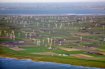 Klimaschutz & Windkraftanlagen (Symbolbild & Keine Fotomontage)