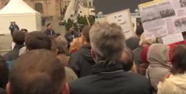 Bild: Screenshot Youtube Video "Dresden 03.10.2016 Merkel und Co. wurden vom Volk gebührend empfangen."