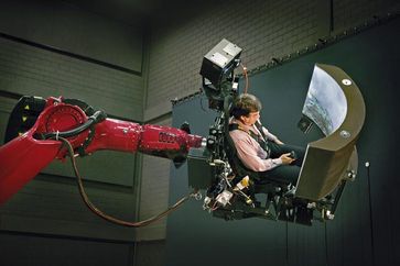 Heinrich Bülthoff bei einem Wahrnehmungsexperiment im Flugsimulator. Bild: Anne Faden / Max-Planck-Institut für biologische Kybernetik