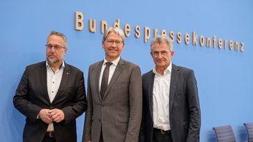 MIRO-Präsident Christian Strunk (Mitte) zusammen mit Peter Hübner (r.), Präsident des Hauptverbandes der Deutschen Bauindustrie, und Carsten Burckhardt (l.), stellv. Bundesvorsitzender IG BAU (2025) Bild: Bundesverband Mineralische Rohstoffe e.V. - MIRO Fotograf: MIRO/HDB/IGBAU//Bollhorst
