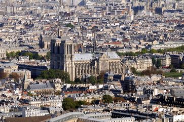 Kathedrale Notre-Dame de Paris in der trostlosen städtischen Umgebung von Südwesten, vor dem Brand in 2019
