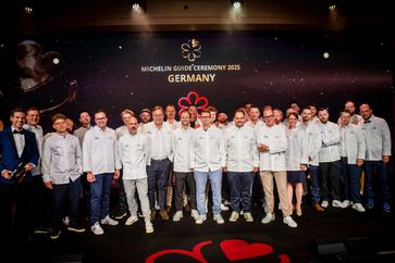 Ausgezeichnete Köche der Michelin Guide Ceremony Night 2025 auf der Bühne Bild: Michelin Frankfurt Fotograf: Michelin Frankfurt