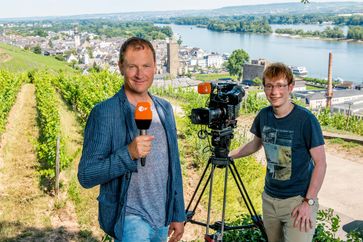 ZDF-Reporter Peter Theisen und Kameramann Christoph Timm sind für das ZDF vier Wochen in Rüdesheim.  Bild: "obs/ZDF/Torsten Silz"