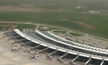 Blick auf das Terminal des Flughafens Esenboğa Havalimanı, Ankara, Türkei. Aufgenommen vom Flugzeug aus.