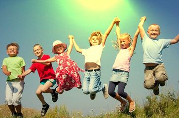 Kinder: Unberechenbar, lebendig und Bürokratiefeindlich! Je schneller sie in die Schule kommen, desto schneller werden sie zu dem, was sie ablehnen...