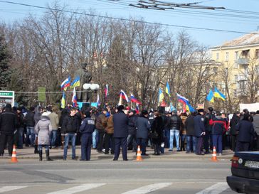 Protestierende in Luhansk, 1. März 2014