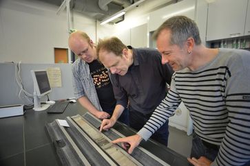 Dr. Lars Wörmer, Prof. Kai-Uwe Hinrichs und Dr. Marcus Elvert (von links) inspizieren einen Bohrkern
Quelle: Foto: A. Gerdes, MARUM - Universität Bremen (idw)