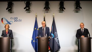 Gemeinsame Pressekonferenz mit dem Staatssekretär im BMBF Christian Luft (mitte), der 1. Vizepräsidentin der Kultusministerkonferenz und Ministerin für Bildung, Jugend und Sport des Landes Brandenburg, Britta Ernst (links) sowie dem Unabhängigen Beauftragten für Fragen des sexuellen Kindesmissbrauchs, Johannes-Wilhelm Rörig (rechts) /  Bild: "obs/Bundesministerium für Bildung und Forschung/BMBF/Hans-Joachim Rickel"