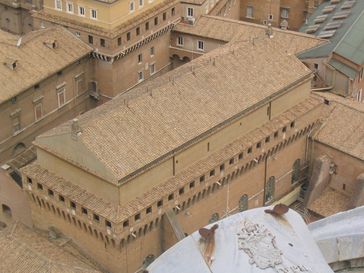 Ansicht der Sixtinischen Kapelle von der Kuppel des Petersdoms aus