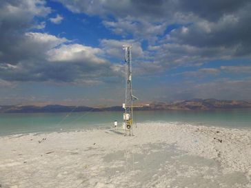 Die tiefstgelegene meteorologische Messstation der Erde: Direkt am Toten Meer steht ein sechs Meter hoher Messmast. Die Instrumente messen Strahlung, Verdunstung und Wärme. Quelle: (Foto: Dr. Ulrich Corsmeier) (idw)