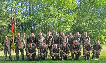 Die Marschgruppe Reserve Nord mit Oberstleutnant der Reserve Detlef (1. Reihe, 3.v.l.) Bild: Bundeswehr Fotograf: Quadt